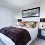 InspecciÃ³n de chinches en cama y estructura de madera en dormitorio